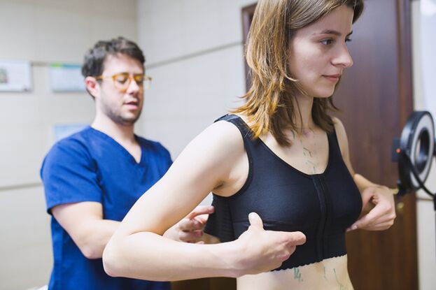 Tragen von Kompressionskleidung nach einer Brustvergrößerung mit Hyaluronsäure