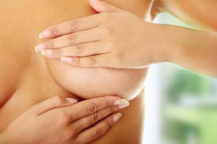 Brustmassage mit Öl zur Vergrößerung